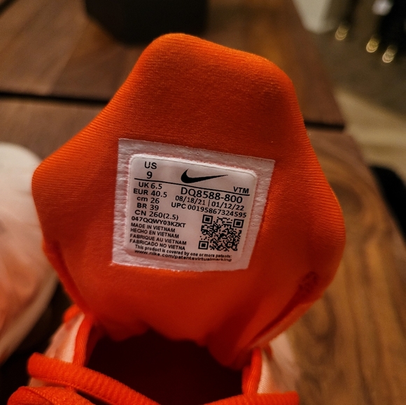 Sneakers - Picture 5 of 5